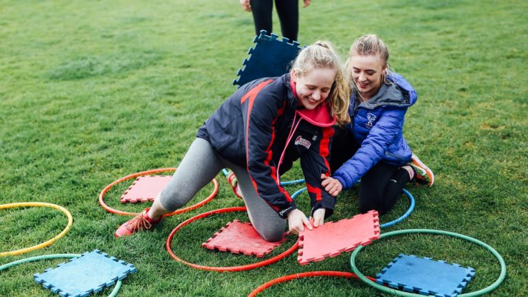 Team Building girls on XO game